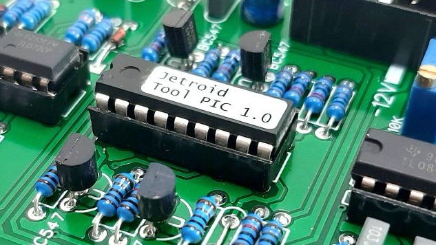 PIC microcontroller with a label reading 'Jetroid - Tool PIC 1.0'. It is in a circuit with other electronic components.